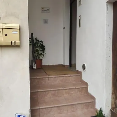 Charlie's Home: With Private Parking Apartment *