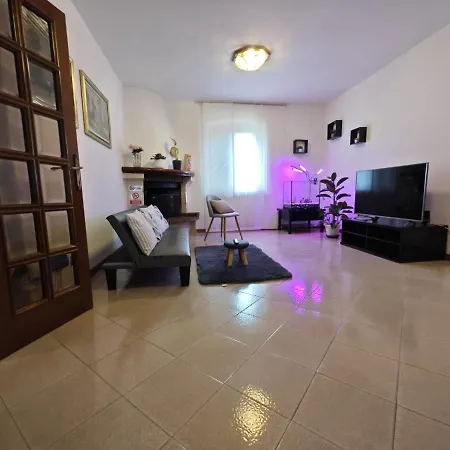 Charlie's Home: With Private Parking Apartment